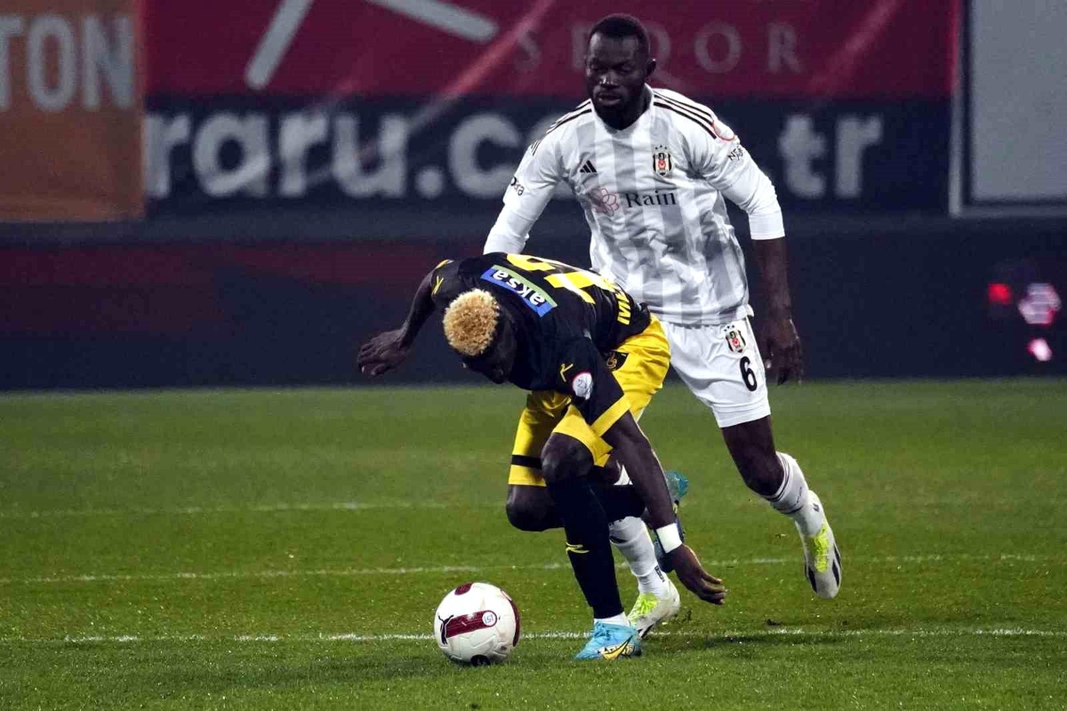 Trendyol Süper Lig: İstanbulspor: 0 Beşiktaş: 0 (Maç devam ediyor)