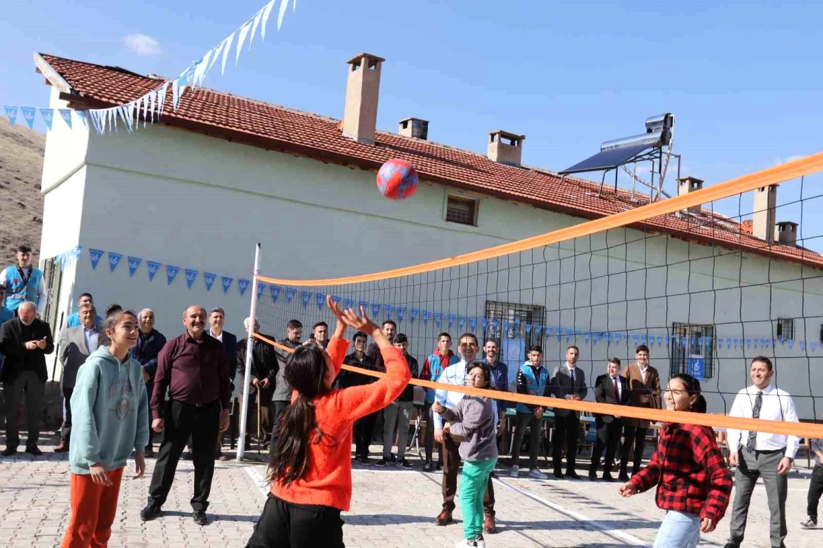 Ülkü Ocakları Kayseri İl Başkanlığı \'Köyün Sultanları\' projesi kapsamında voleybol sahası açılışı yaptı