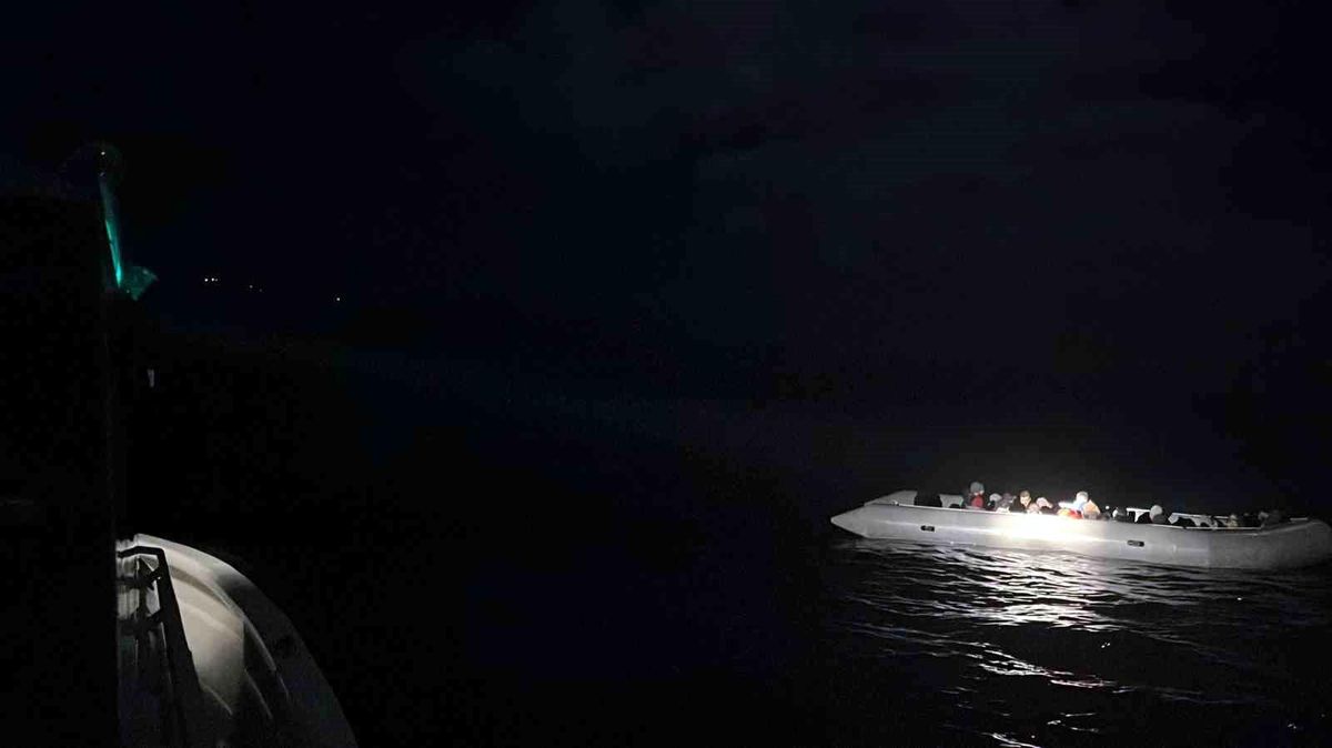 Muğla\'nın Datça ilçesi açıklarında 24 düzensiz göçmen kurtarıldı
