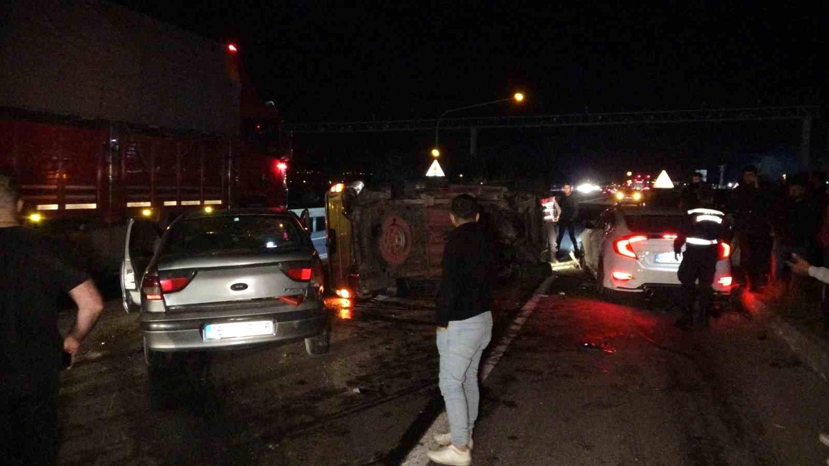 Manavgat\'ta 3 otomobilin karıştığı zincirleme kazada 3 kişi yaralandı