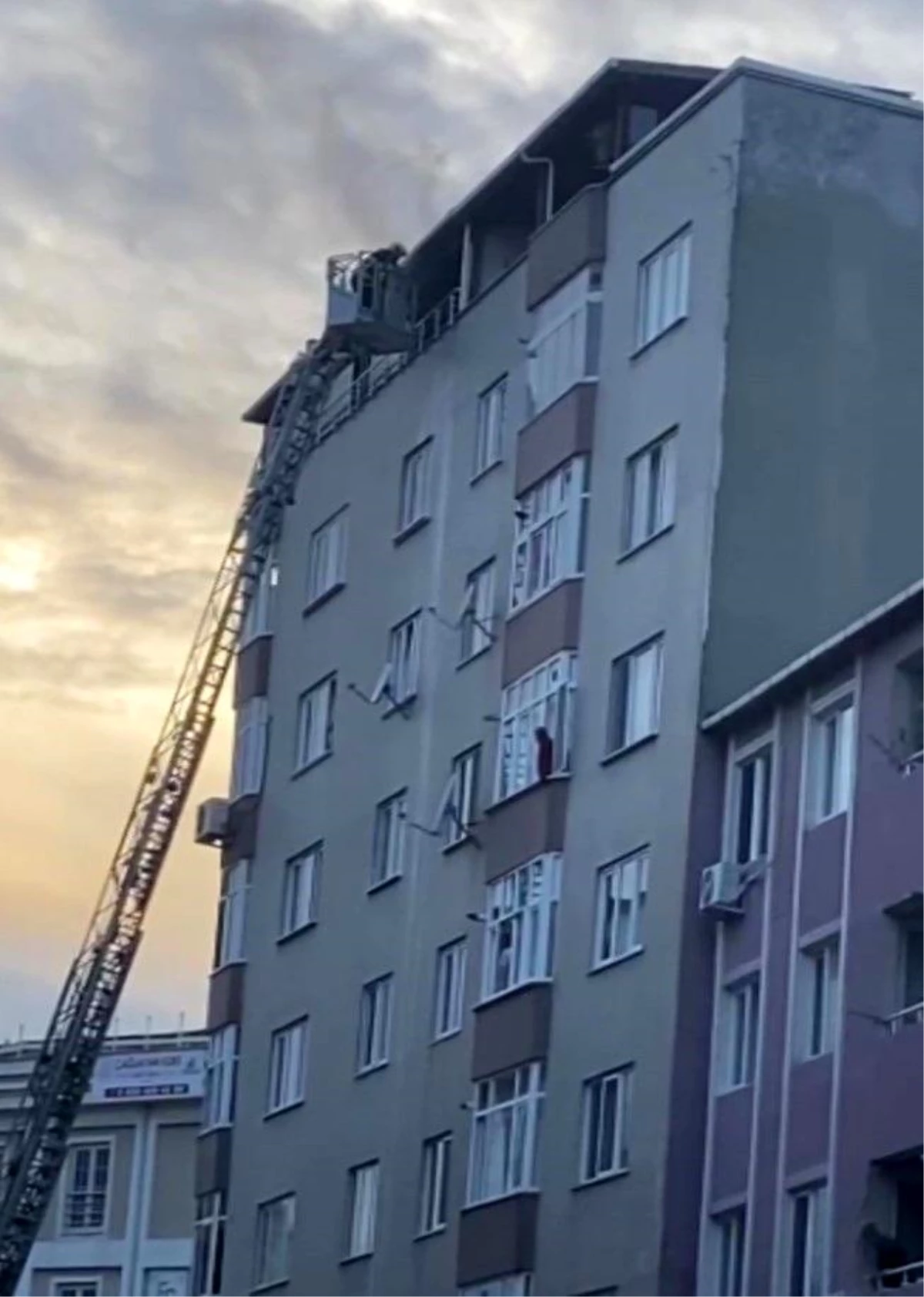 Gebze\'de 8 Katlı Binanın Teras Katında Yangın Çıktı