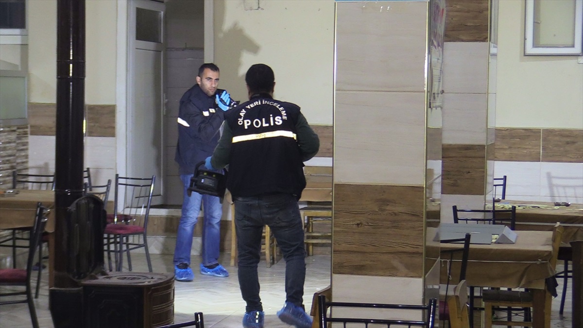 Adana\'da Kahvehaneye Silahlı Saldırı: İki Kişi Yaralandı
