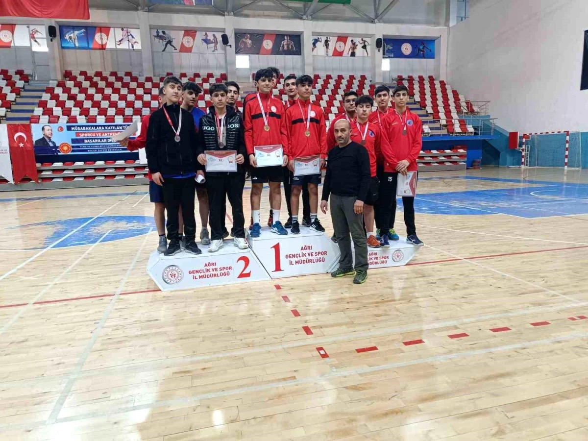 Ağrı\'da Okul Sporları Badminton Gençler Grup Müsabakaları Tamamlandı