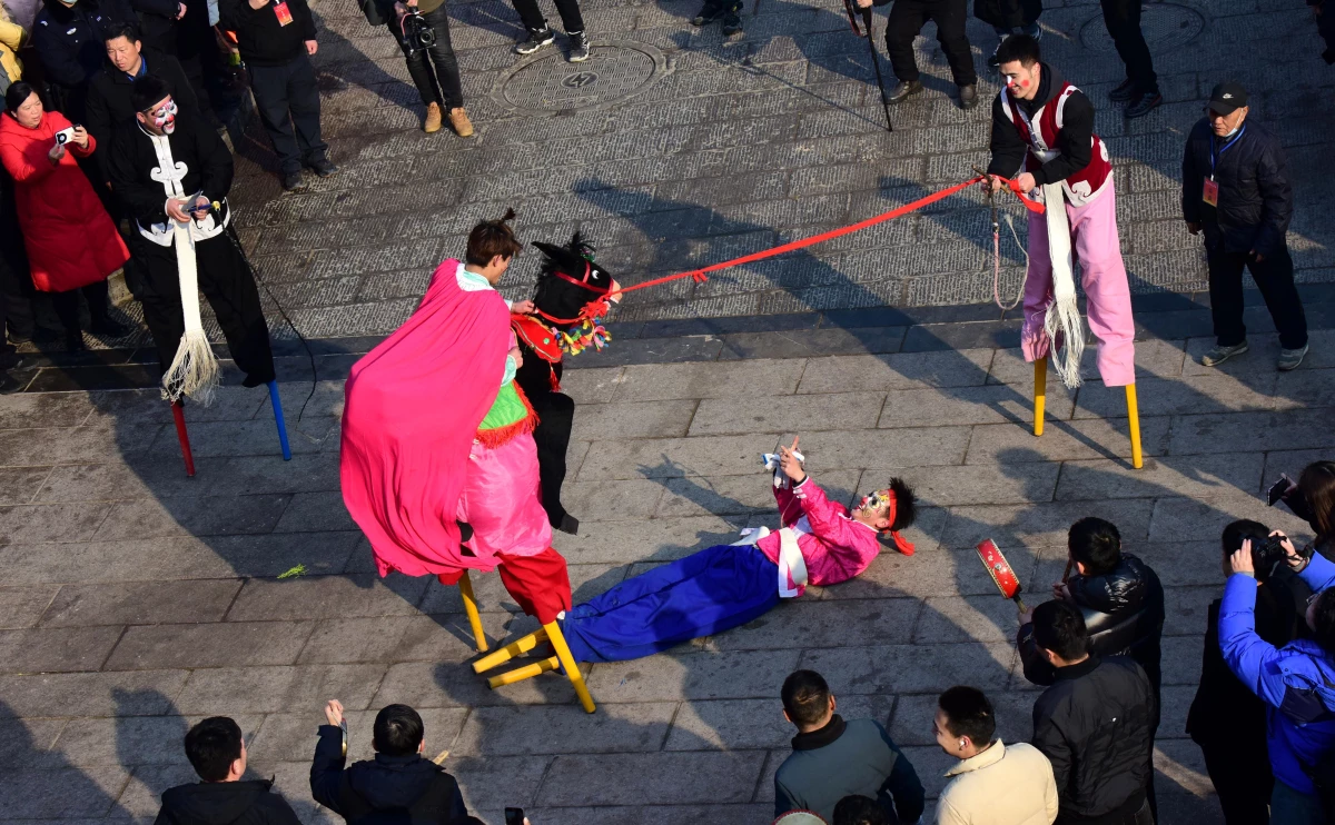 Çin\'de Shehuo Gösteri Ekipleri Tapınak Festivaline Katıldı