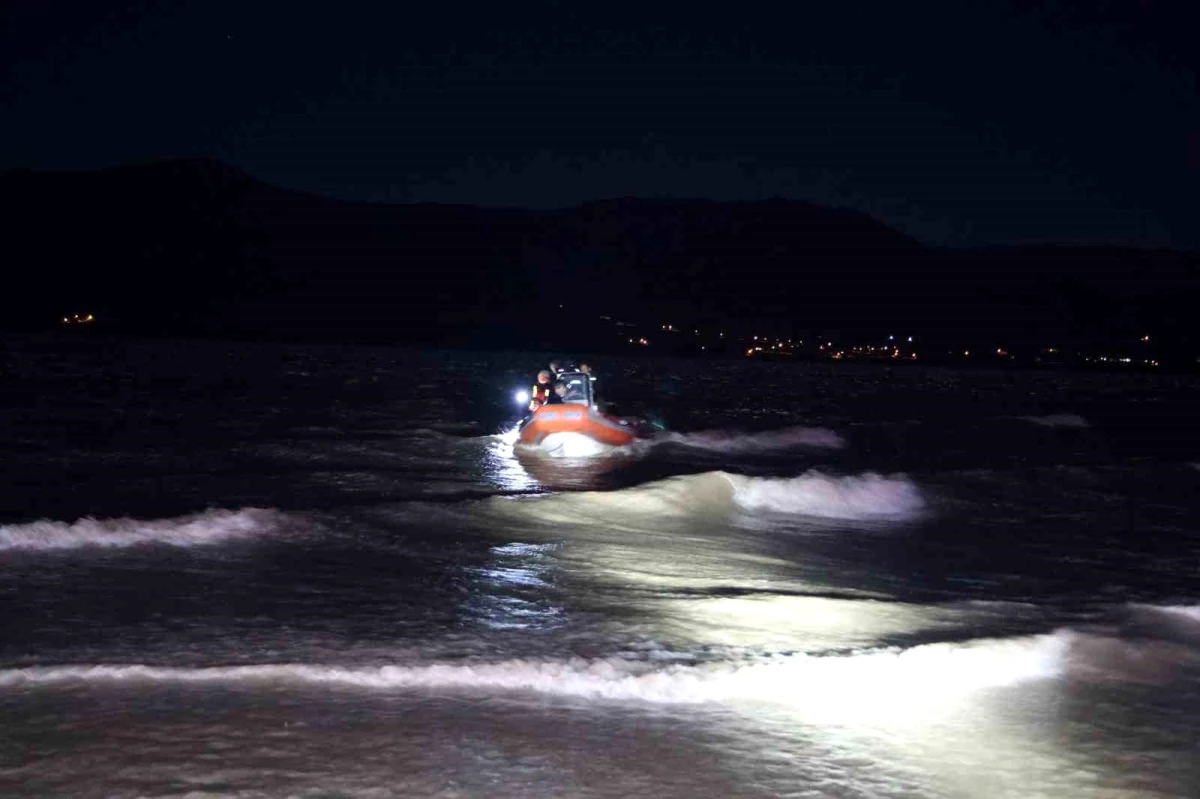 Elazığ\'da Fırtına Sonrası Mahsur Kalan Balıkçılar Kurtarıldı