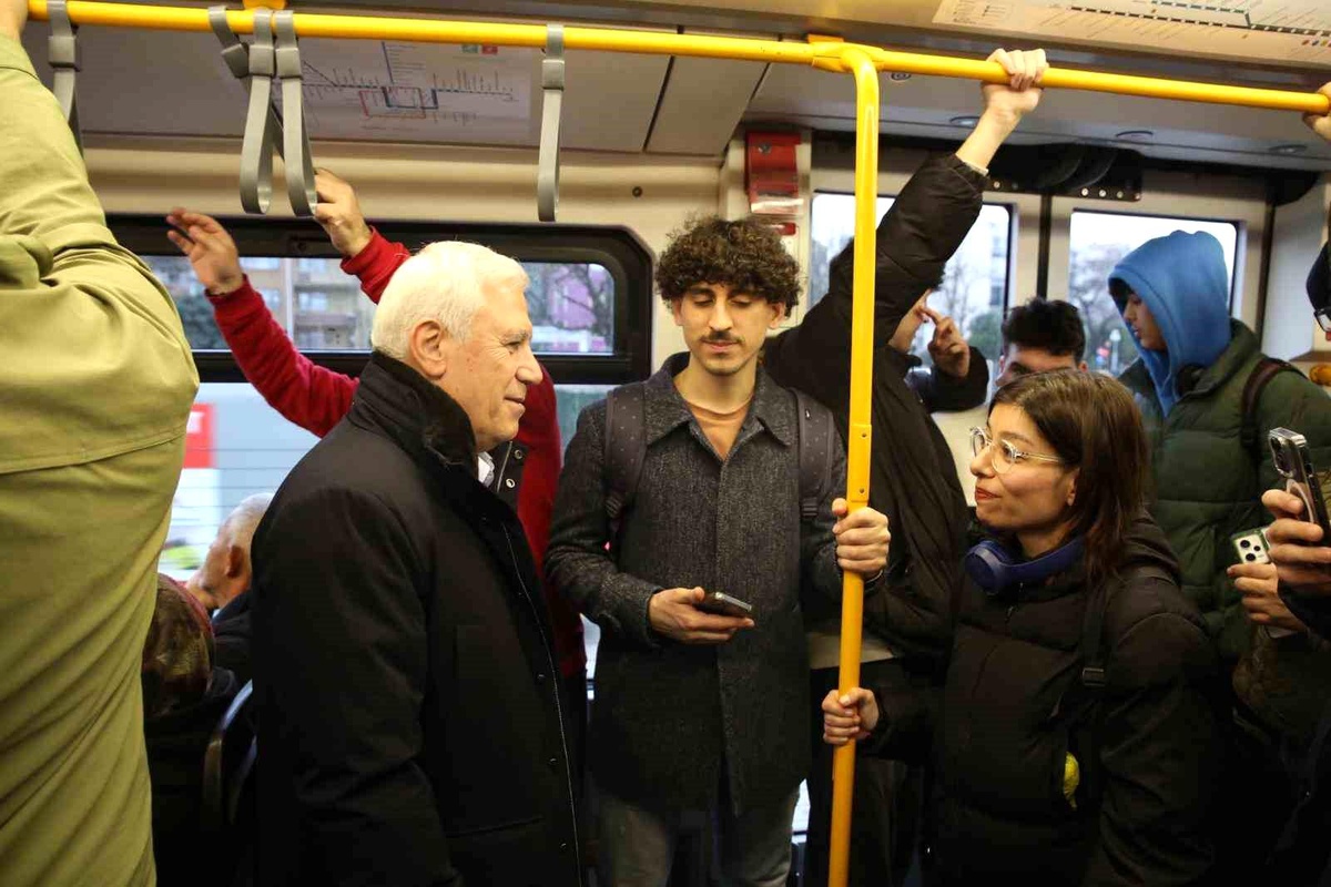 CHP Bursa Büyükşehir Belediye Başkan Adayı Mustafa Bozbey Metroya Binerek Vatandaşlarla Sohbet Etti