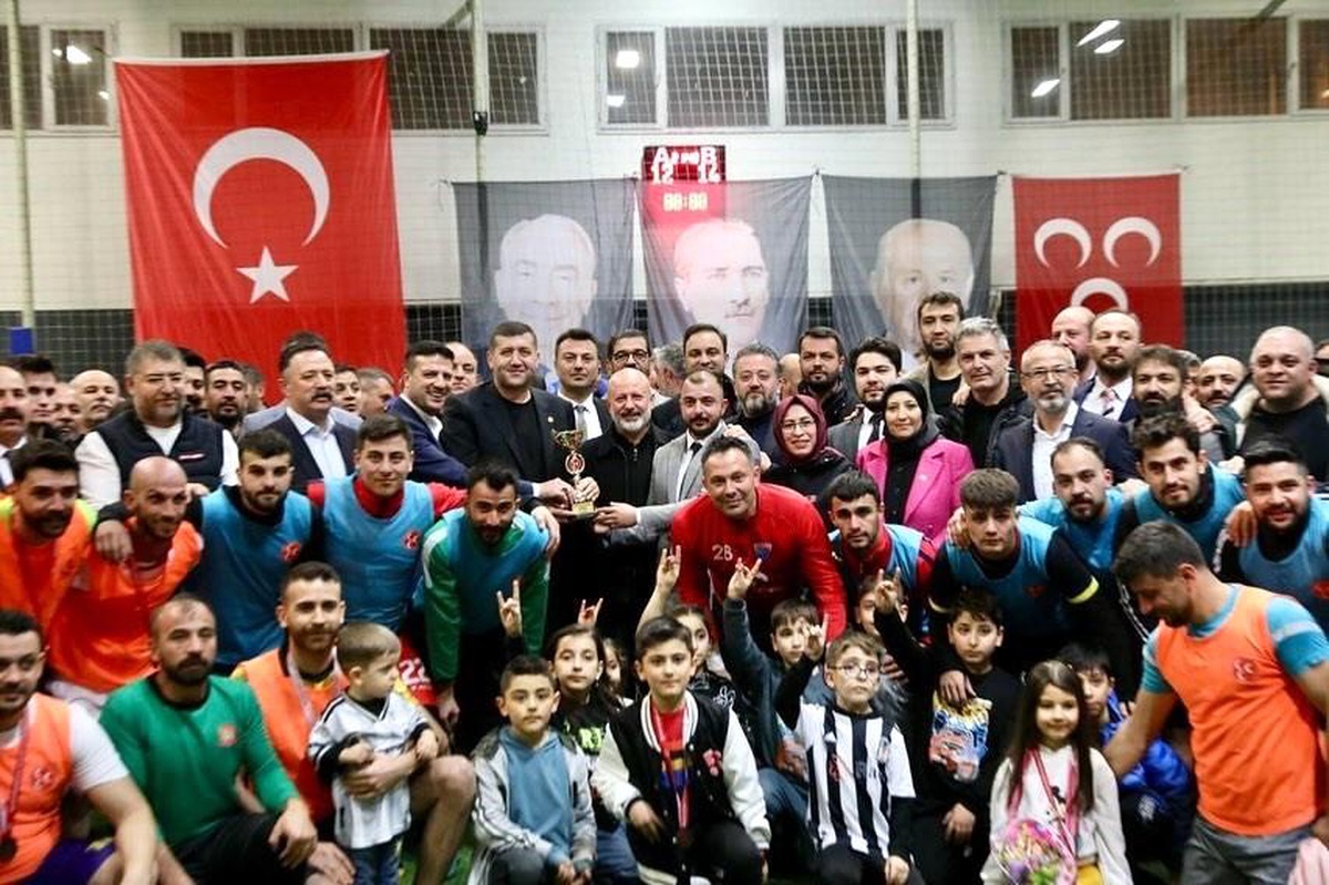 Kocasinan Belediye Başkanı Ahmet Çolakbayrakdar, Bölgeler Arası Futbol Turnuvası\'nın final maçını izledi