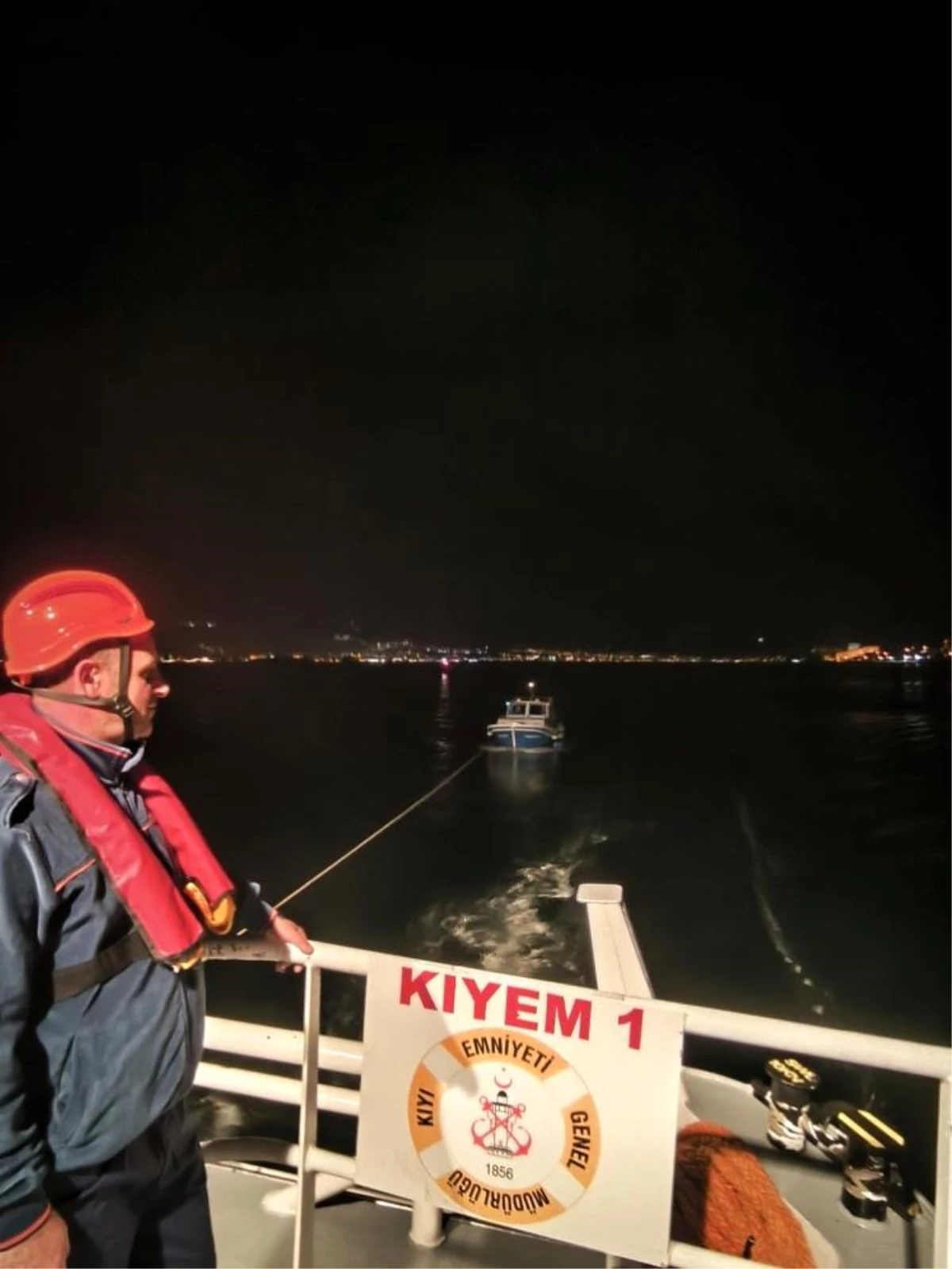 Çanakkale Boğazı\'nda makine arızası nedeniyle sürüklenen tekne kurtarıldı