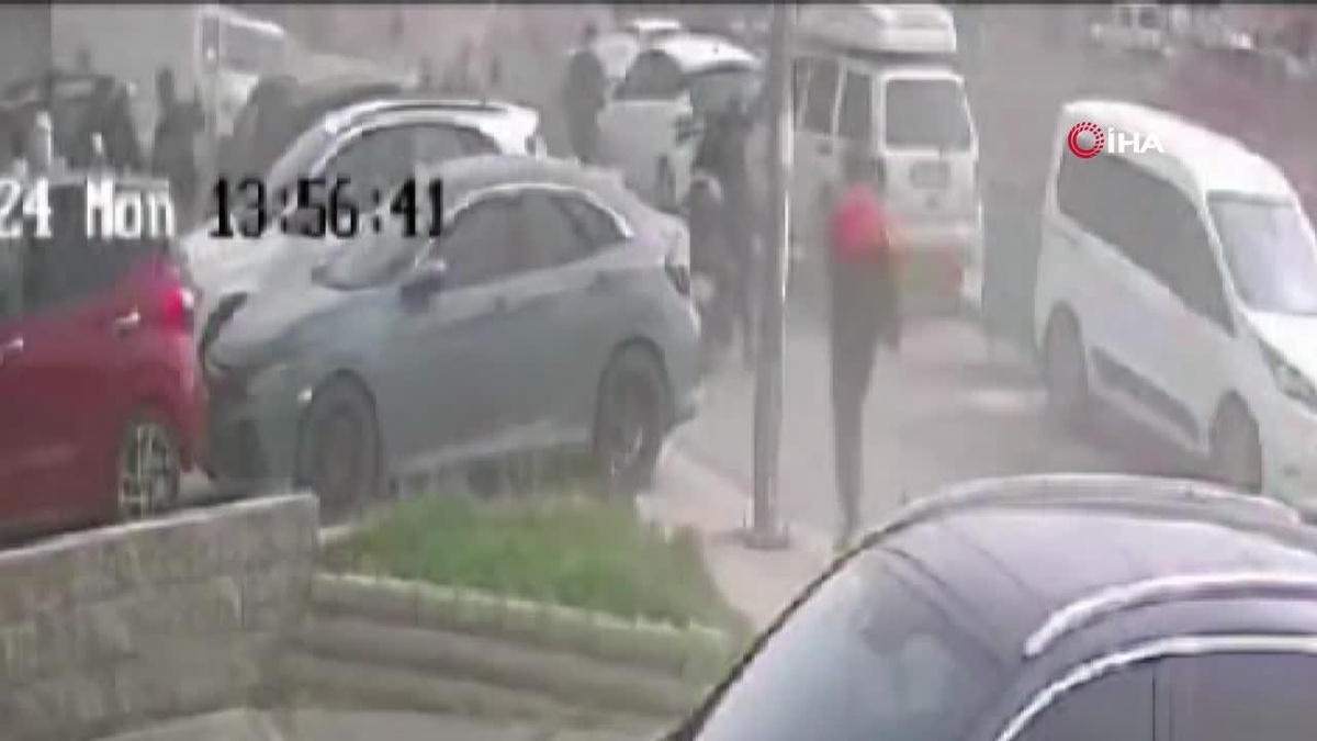 Çekmeköy\'de feci kaza: Kontrolden çıkan otomobil durağa daldı: 4 yaralı