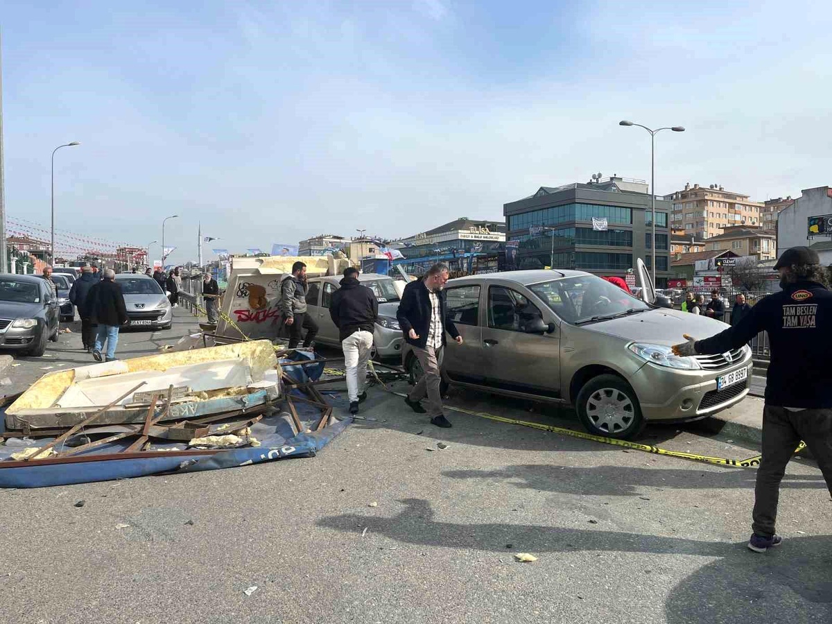 Çekmeköy\'de Kontrolden Çıkan Otomobilin Zincirleme Kazası
