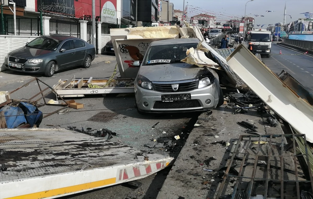 Çekmeköy\'de araç durağa, büfeye ve otomobillere çarptı: 4 yaralı