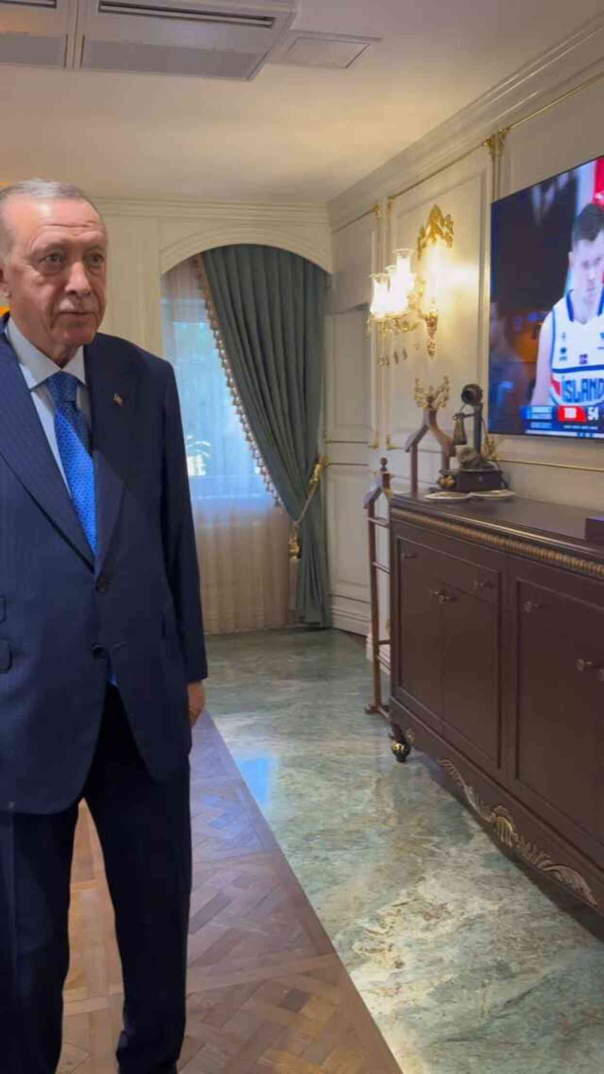 Cumhurbaşkanı Erdoğan, A Milli Erkek Basketbol Takımının maçını izlerken görüntülendi Cumhurbaşkanı Erdoğan, A Milli Erkek Basketbol Takımının maçını izlerken görüntülendi
