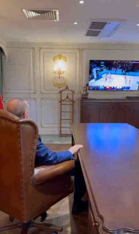 Cumhurbaşkanı Erdoğan, A Milli Erkek Basketbol Takımının maçını izlerken görüntülendi Cumhurbaşkanı Erdoğan, A Milli Erkek Basketbol Takımının maçını izlerken görüntülendi