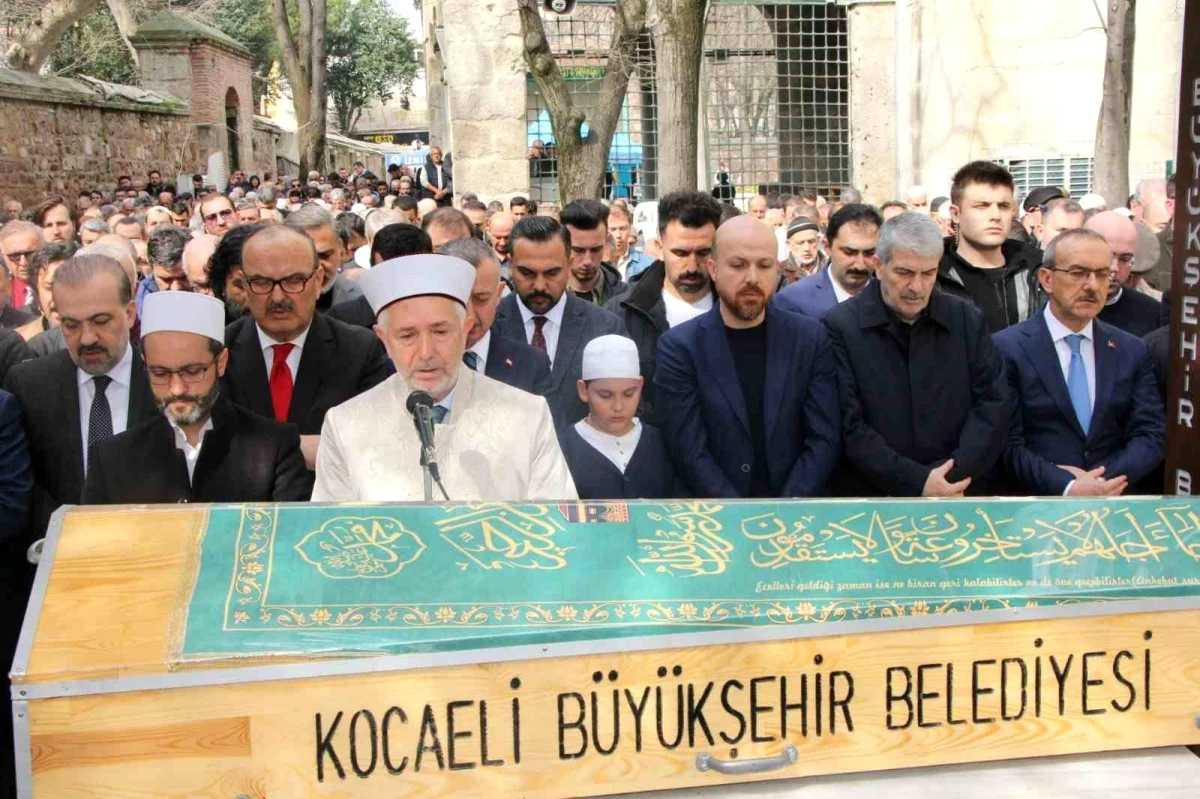 Bilal Erdoğan, kayınpederinin cenazesinde tabutu omzunda taşıdı