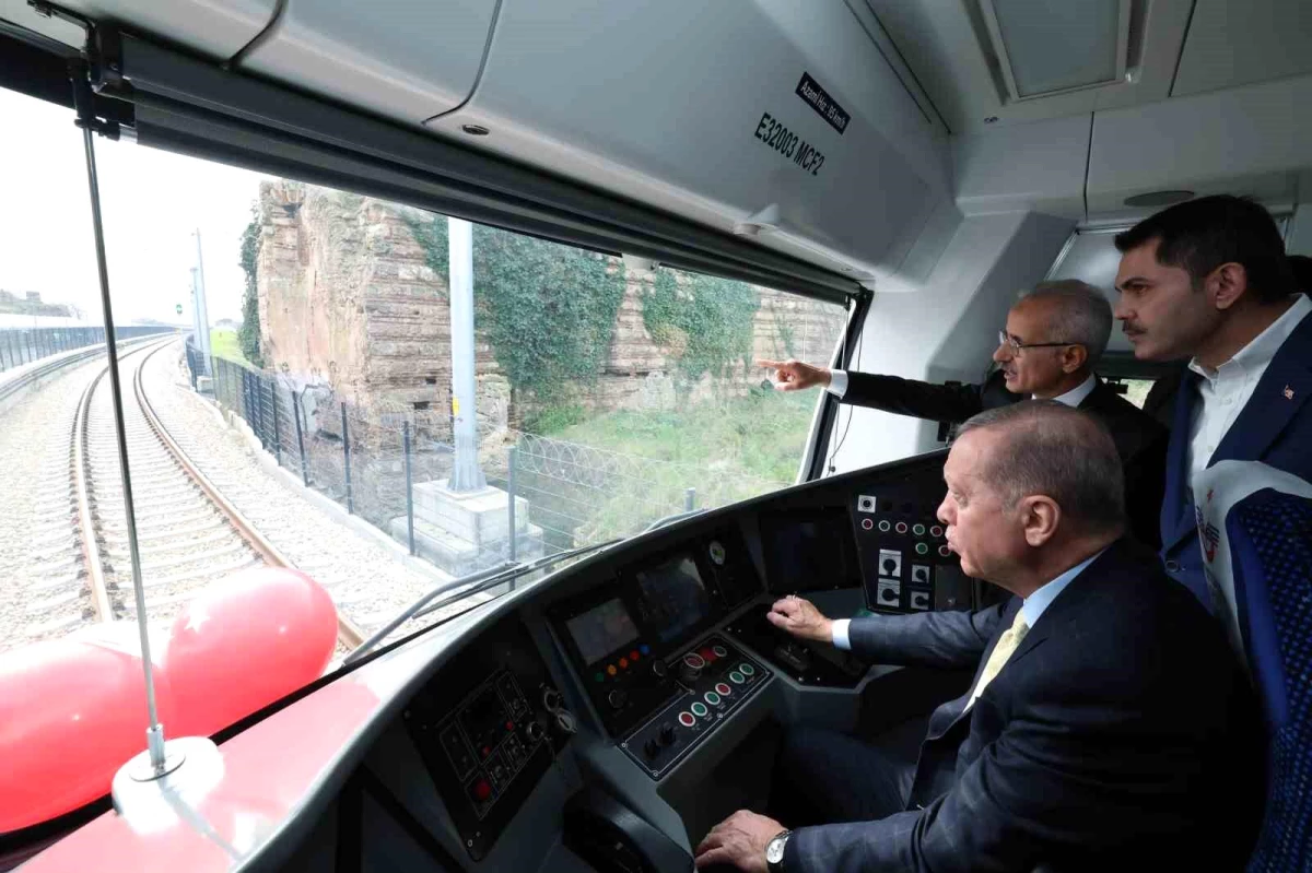 Cumhurbaşkanı Erdoğan, Sirkeci-Kazlıçeşme Raylı Sistem Hattında İlk Sürüşü Gerçekleştirdi