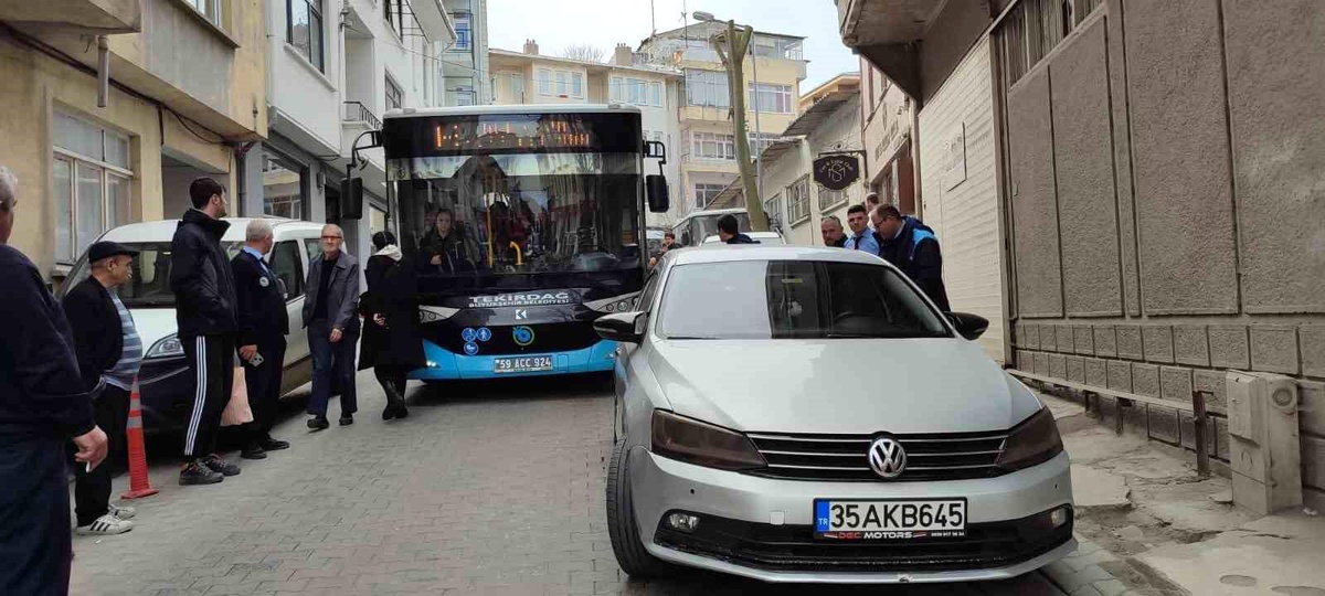 Tekirdağ\'da Hatalı Park Eden Otomobil Trafiği Kilitledi