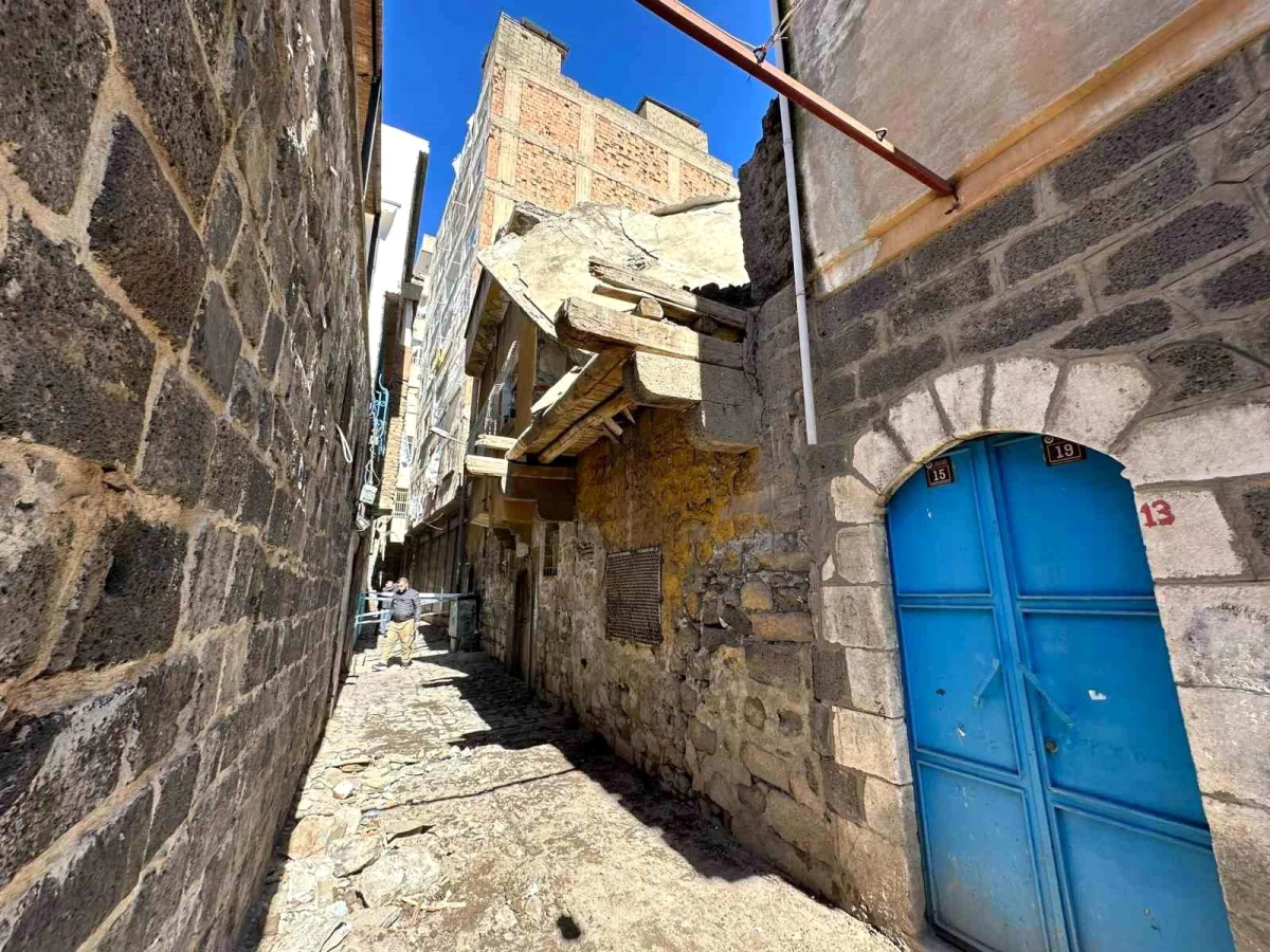 Diyarbakır\'da depremde hasar gören evin çatısı çöktü