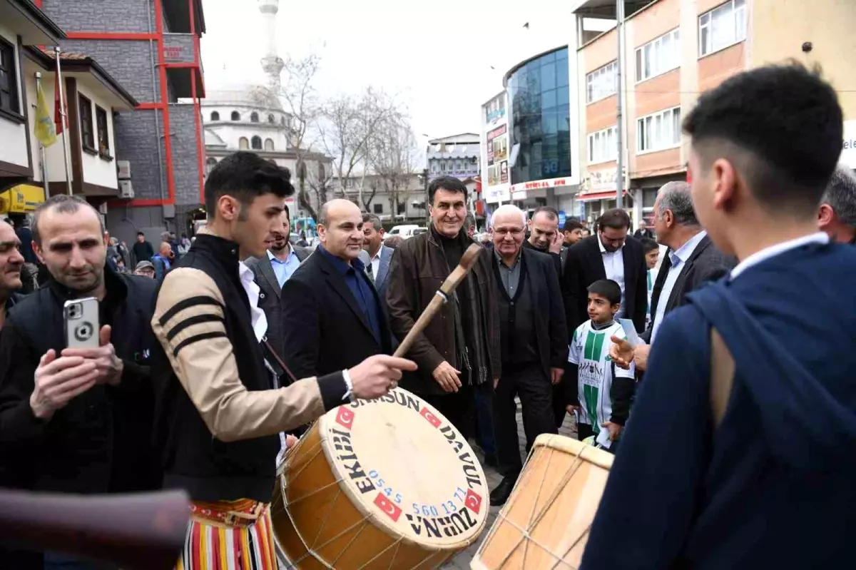 Cumhur İttifakı\'nın Osmangazi Belediye Başkan Adayı Mustafa Dündar Küçükbalıklı Mahallesi\'nde Sevgiyle Karşılandı