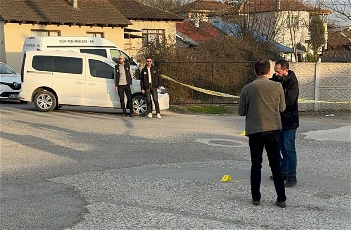 Düzce\'de husumetli tarafından açılan ateş sonucu yaralanan kişi hastaneye kaldırıldı