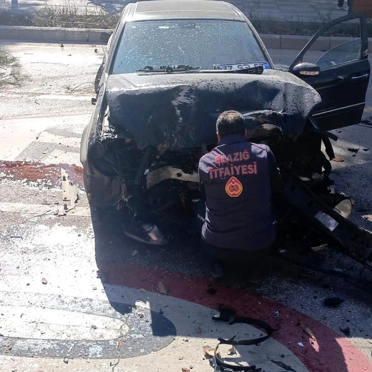 Elazığ\'da otomobil kaldırıma çarptı, 1 kişi yaralandı
