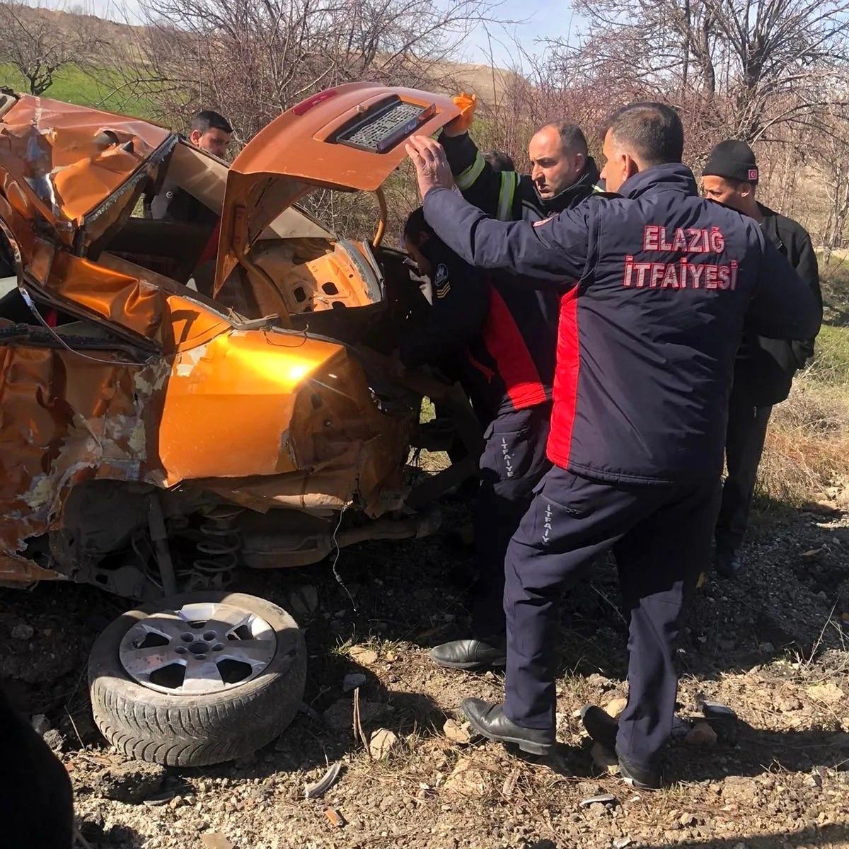 Elazığ\'da otomobil elektrik direğine çarptı: 1 yaralı