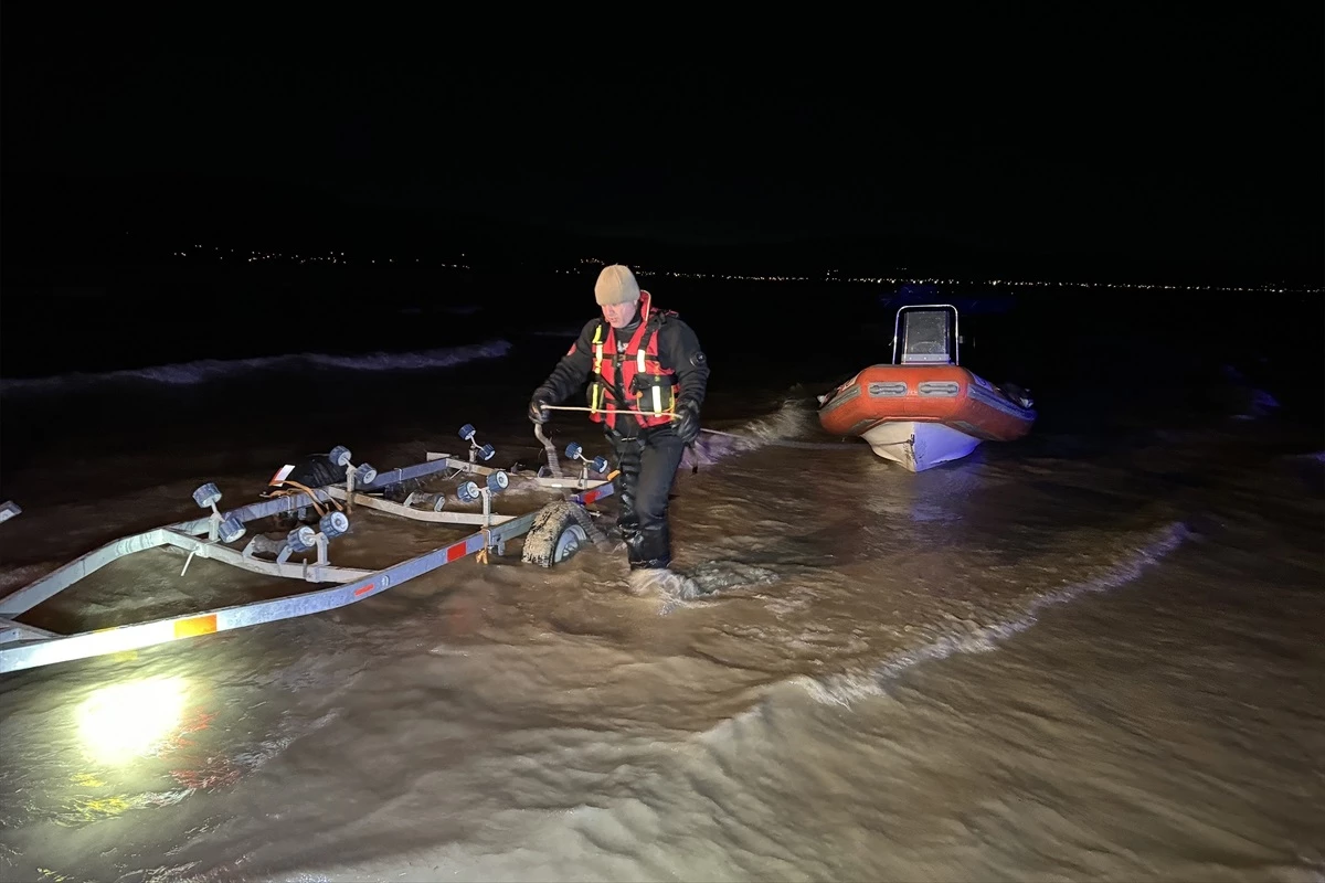 Elazığ\'da Rüzgarın Etkisiyle Sürüklenen Teknede Mahsur Kalan 2 Balıkçı Kurtarıldı