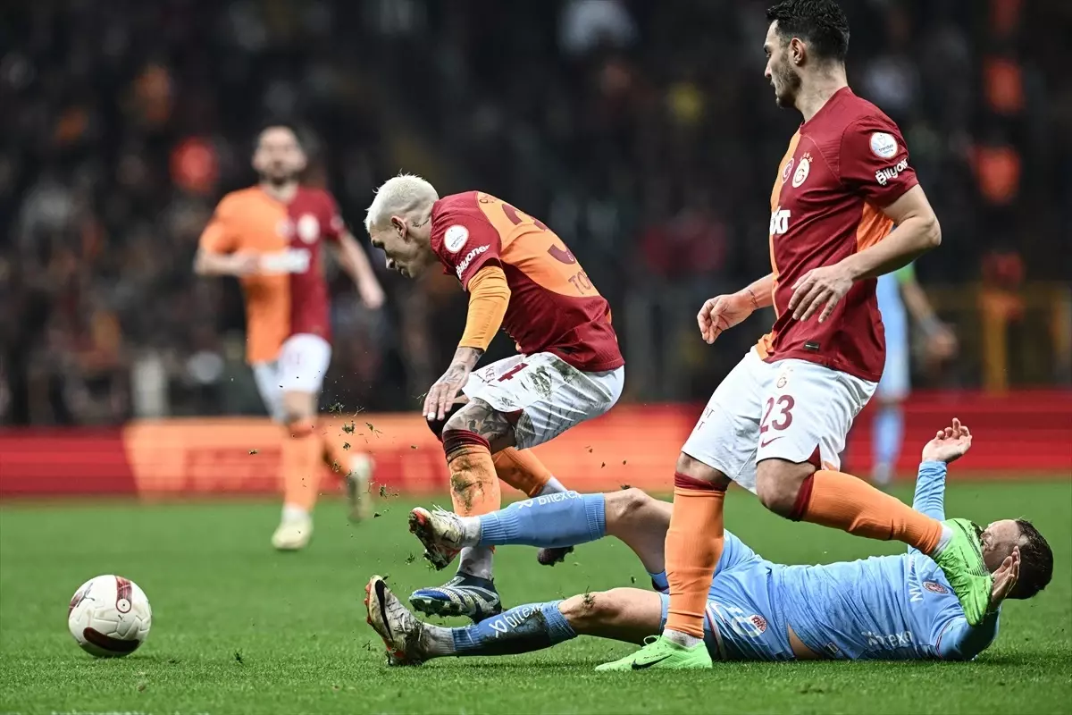 Galatasaray, Bitexen Antalyaspor\'u 2-1 Yendi