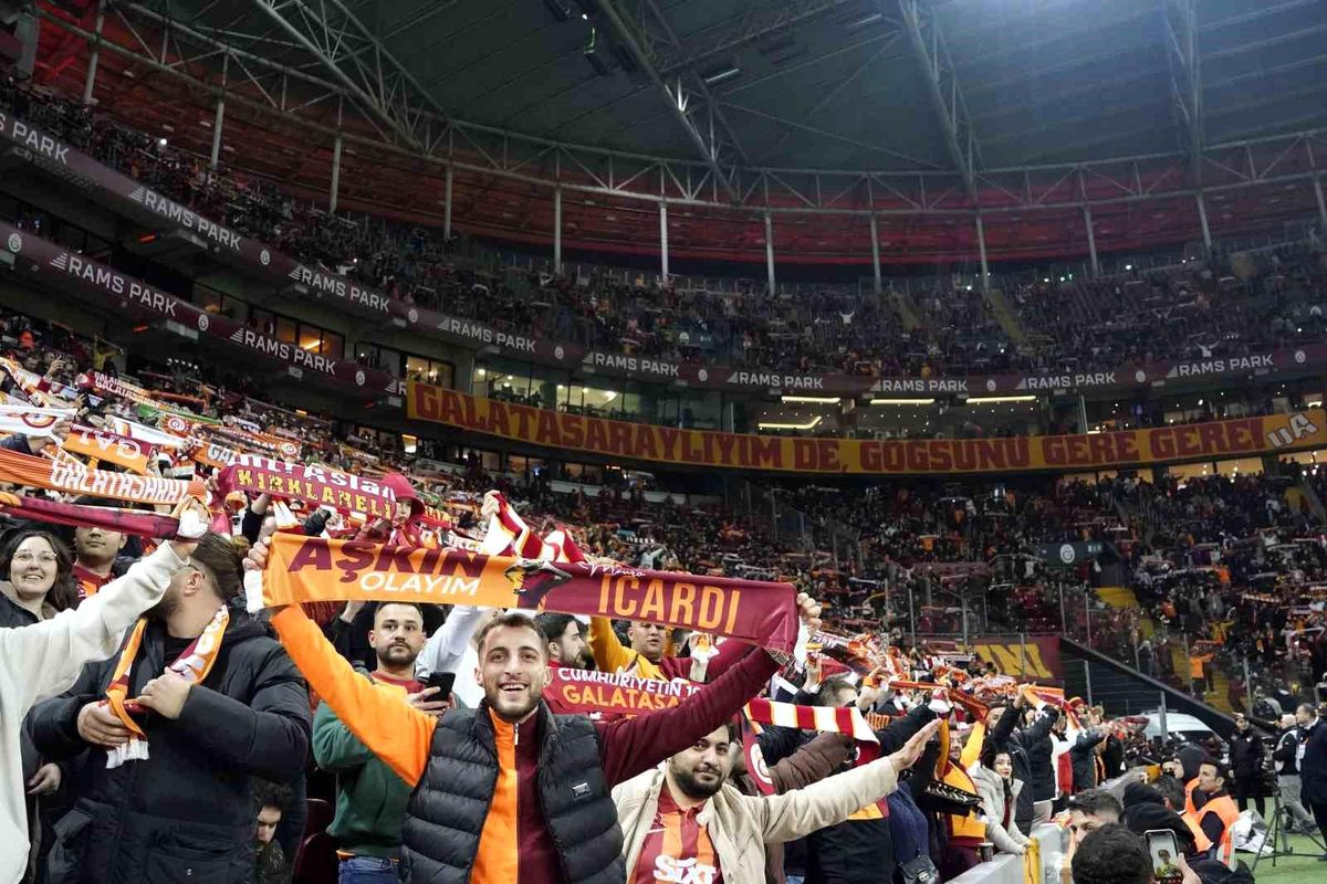 Galatasaraylı Taraftarlar TFF\'yi Protesto Etmek İçin Sessiz Kaldı