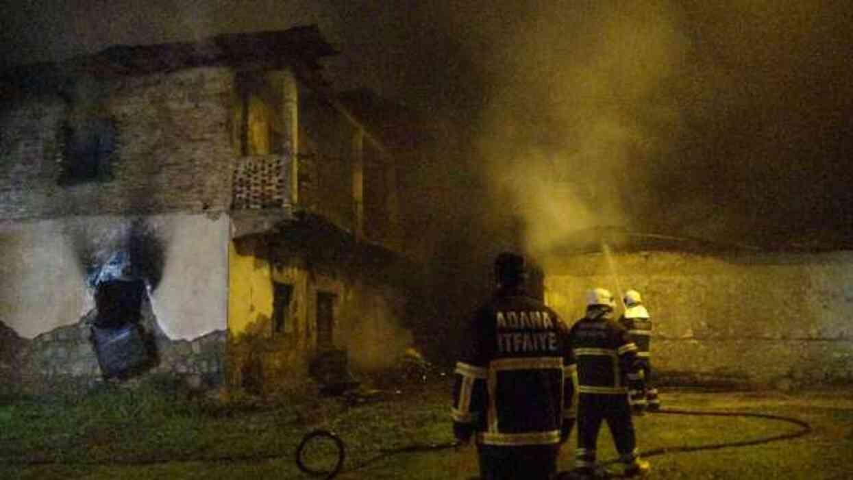 Gözyaşlarına boğuldu! Yangında eşi ve iki oğlunu kaybeden baba sargılarla cenazeye katıldı