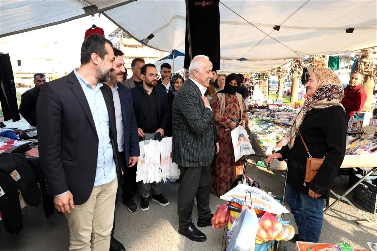 Akdeniz Belediye Başkanı Mustafa Gültak, mahalle ziyaretleri yaparak vatandaşlarla buluştu