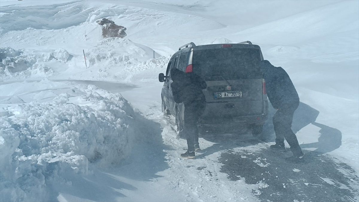 Hakkari\'de Mahsur Kalan Araçtaki 2 Kişi Kurtarıldı