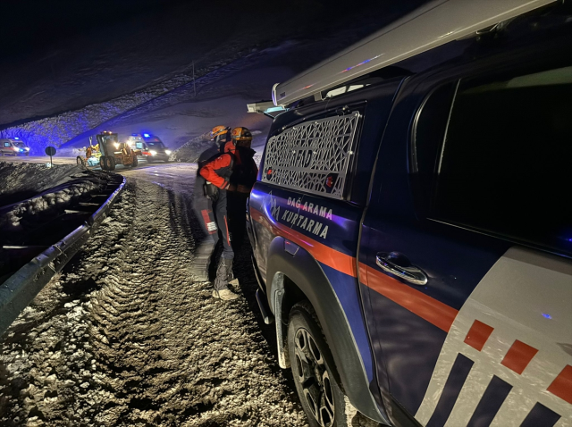 Hakkari-Van kara yolunda minibüsün üzerine çığ düştü: 1 ölü, 4 yaralı