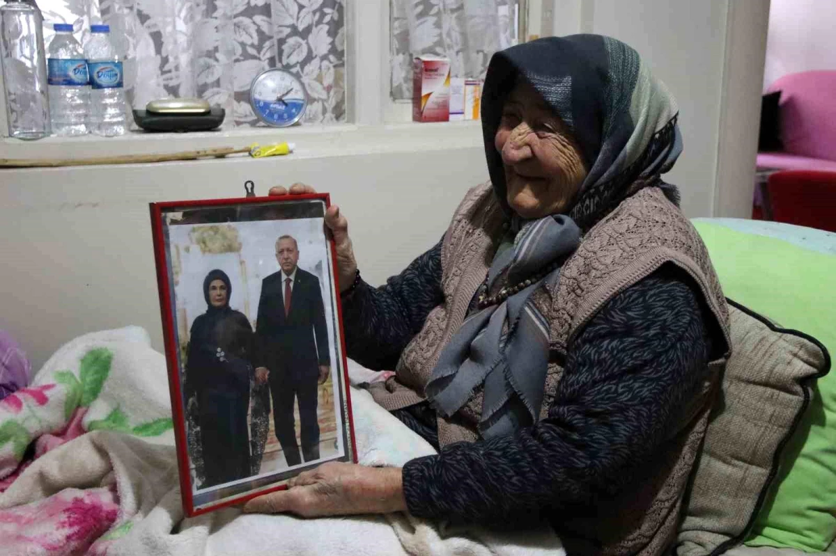 92 yaşındaki Latife Yargı, Cumhurbaşkanı Erdoğan\'a manilerle sevgisini dile getirdi
