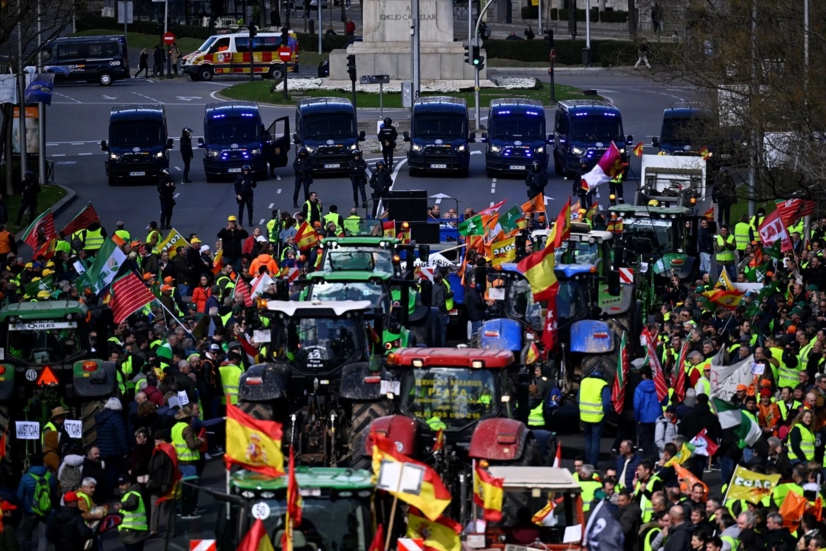 İspanyol Çiftçiler Madrid\'de Protesto Eylemlerine Devam Ediyor