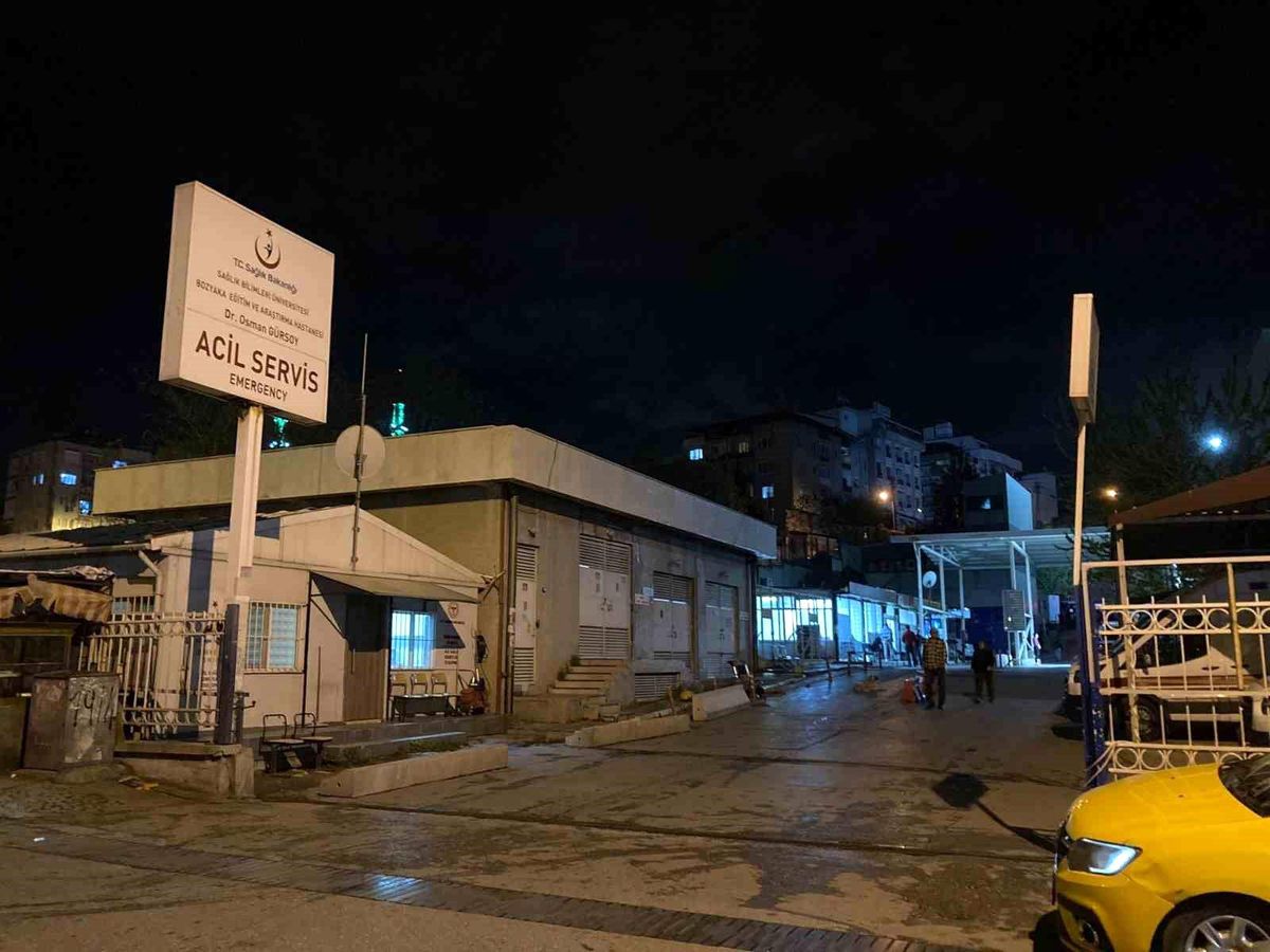 İzmir\'de kıskançlık cinayeti! Eski sevgilisinin yanındaki genci defalarca bıçakladı