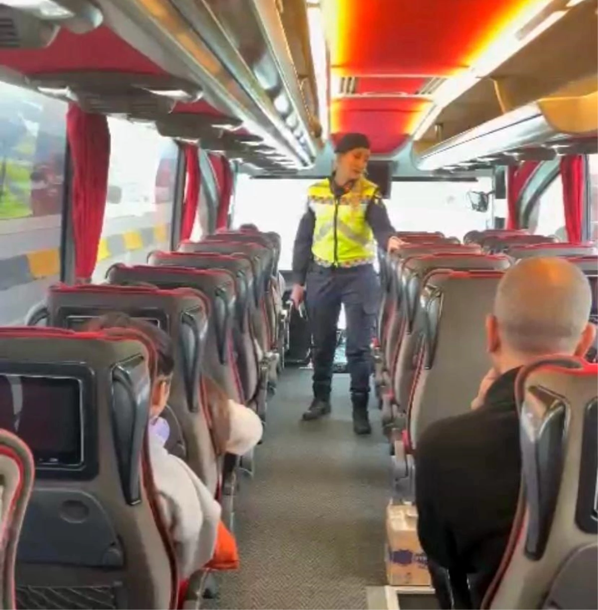 İzmir İl Jandarma Komutanlığı, Otobüs Yolcularını Emniyet Kemeri Kullanımı Konusunda Bilgilendirdi