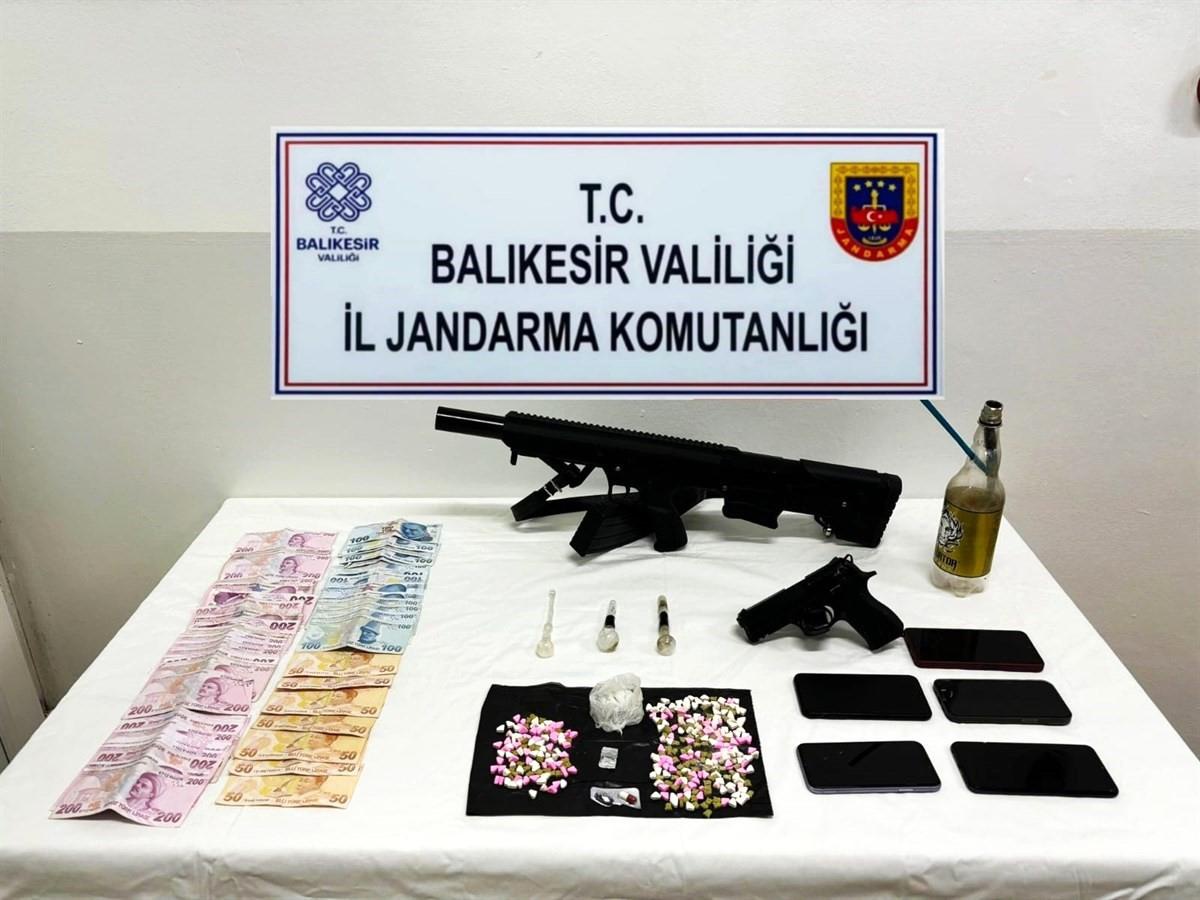 Balıkesir\'de Uyuşturucu Operasyonu: 6 Gözaltı, Çok Sayıda Madde Ele Geçirildi