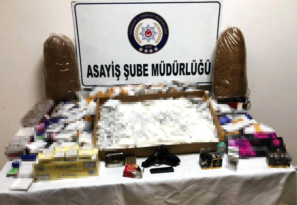 Karabük\'te Operasyonda Tabanca, Mermi ve Bandrolsüz Sigara Ele Geçirildi
