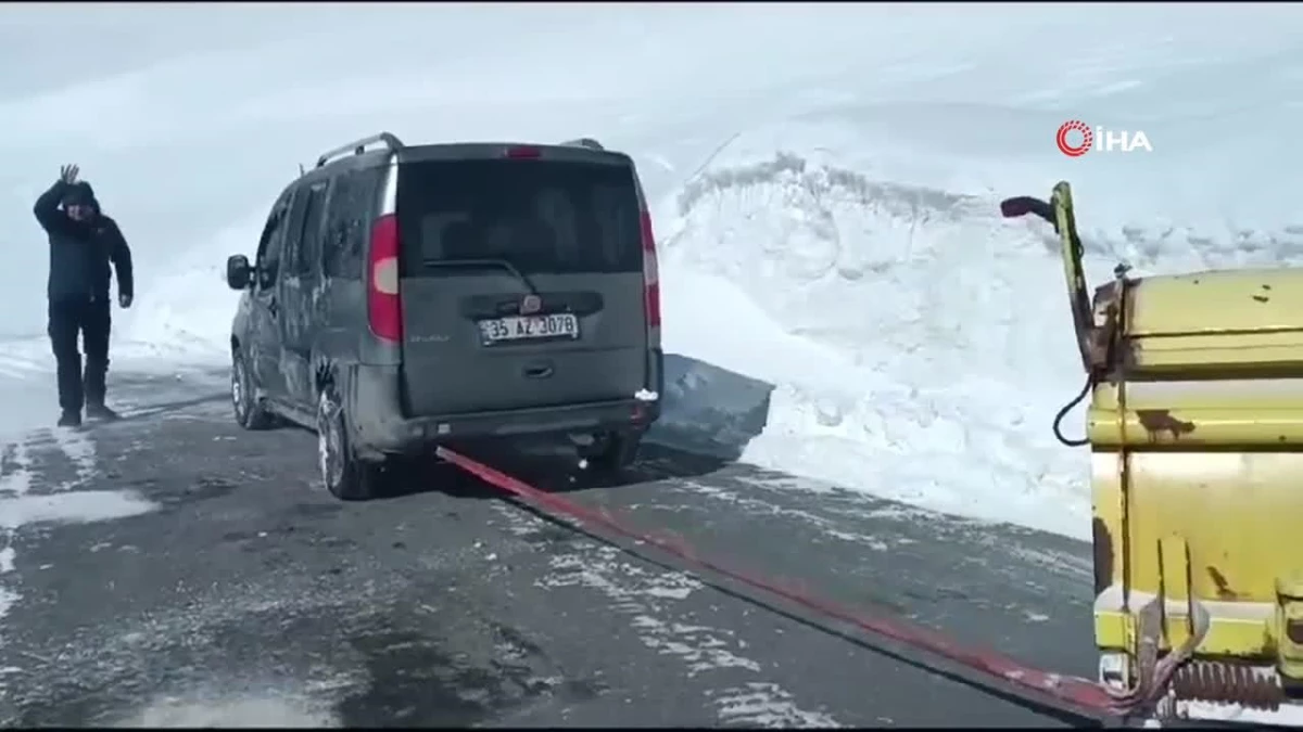 Karda mahsur kalan araç kurtarıldı
