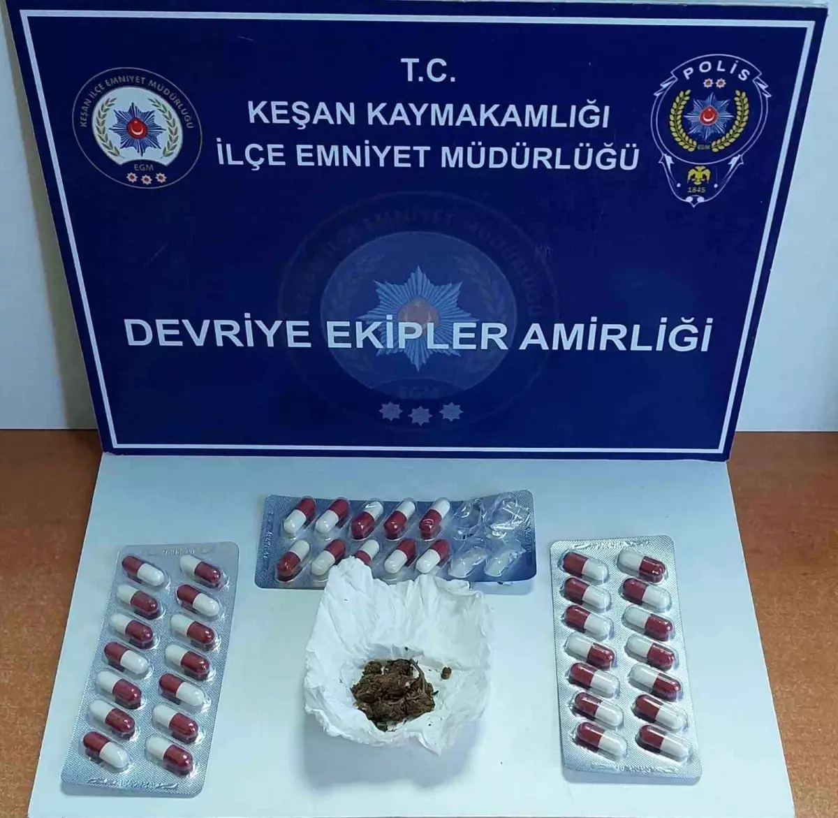 Keşan\'da Şüphelinin Üst Aramasında Sentetik Ecza ve Uyuşturucu Ele Geçirildi