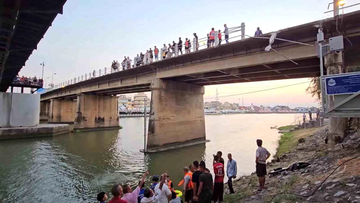 Tayland\'da Yol Verme Tartışması Sonucu Köprüde Kavga: 2 Kişi Hayatını Kaybetti