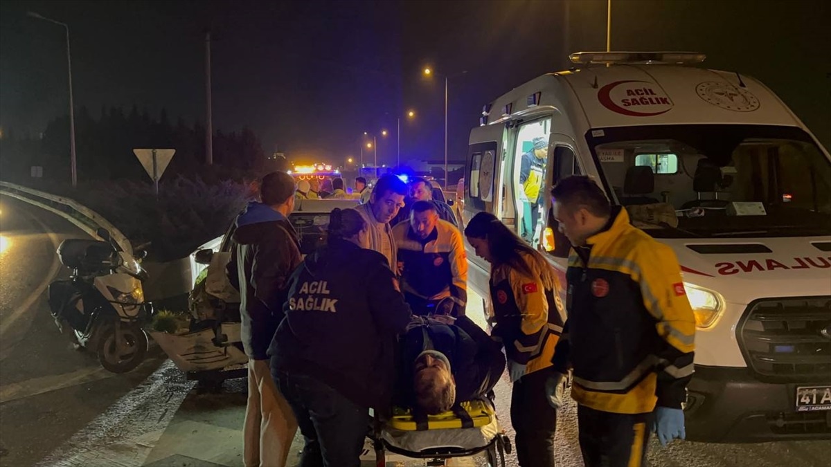 Gebze\'de Otomobil Çarpışması: 2 Yaralı