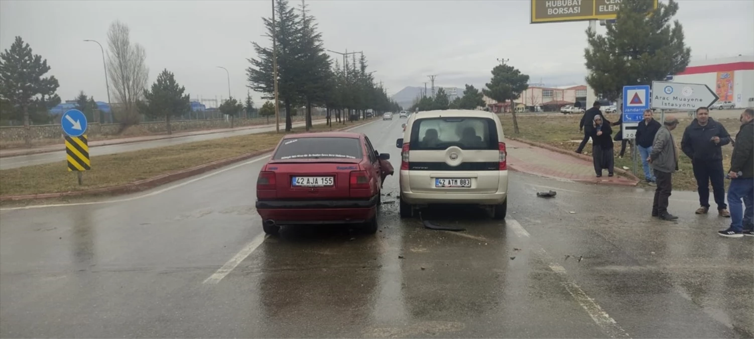 Konya\'da iki otomobilin çarpışması sonucu 1 kişi yaralandı