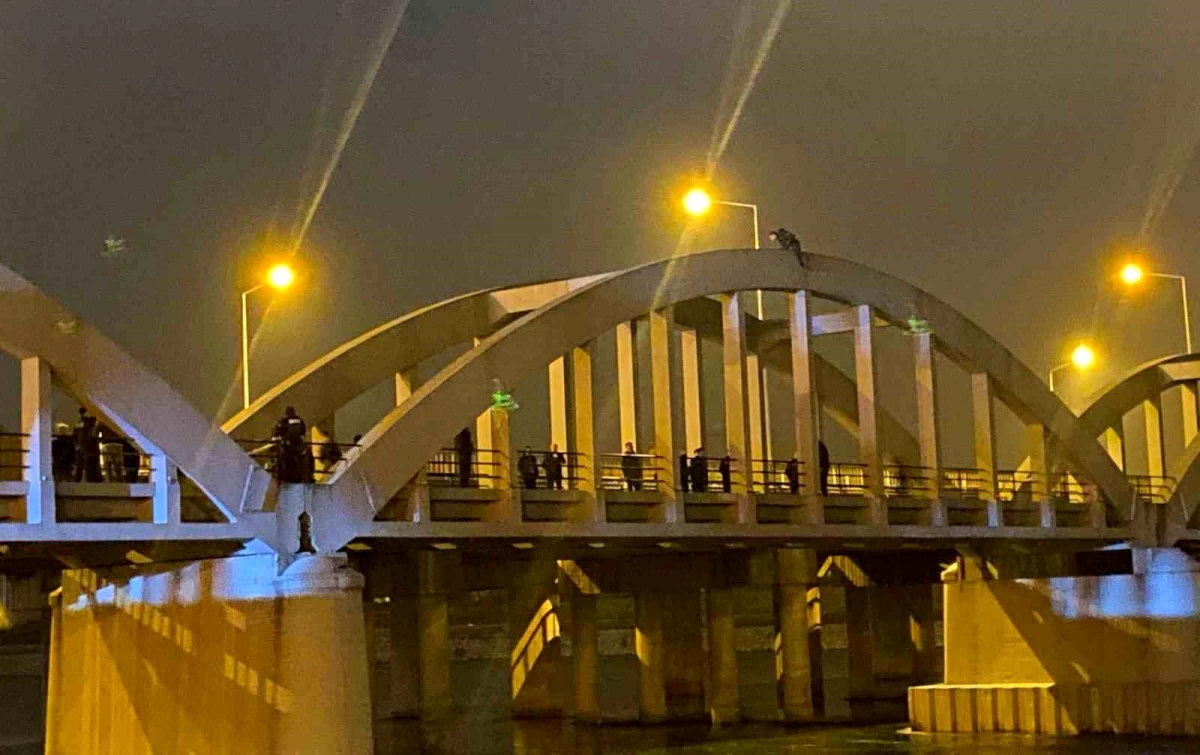 Samsun\'da Eşinden Ayrılan Genç Köprü Üstünde İntihar Girişiminde Bulundu