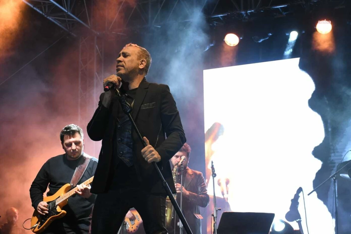 Haluk Levent, Kuşadası Belediyesi Halk Konserinde Hayranlarıyla Buluştu