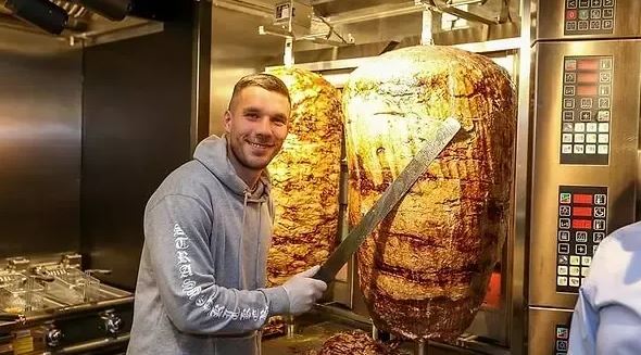 Lukas Podolski dönerci oldu servetine servet kattı