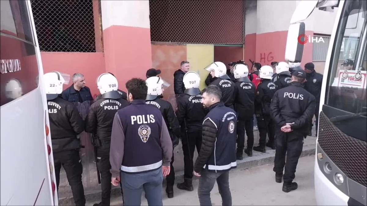Maç öncesi ortalık karıştı: Polise zorluk çıkaran taraftara gözaltı