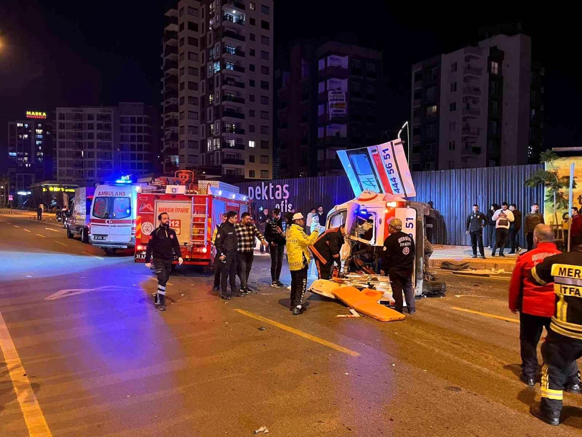 Mersin\'de Ambulans ve Otomobil Çarpıştı: 1\'i Ağır 7 Kişi Yaralandı
