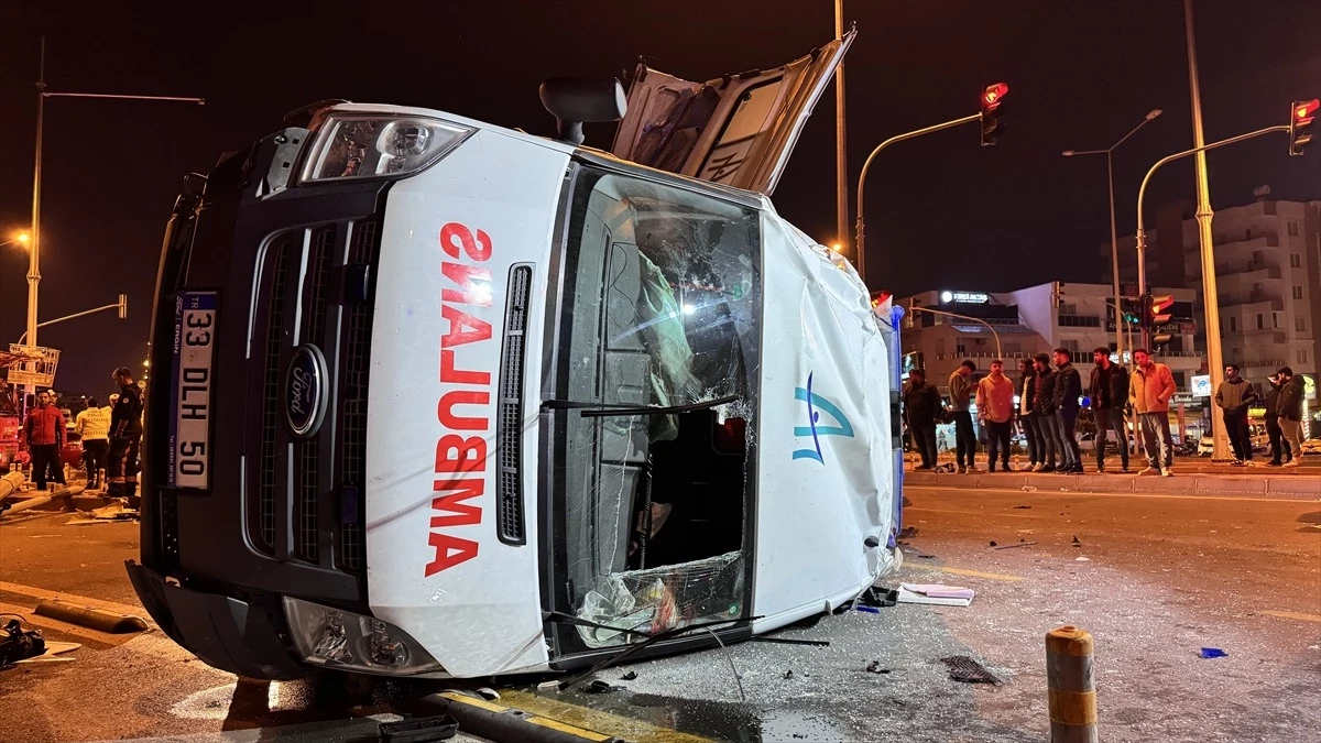Mersin\'de ambulans ile otomobil çarpışması: 7 kişi yaralandı