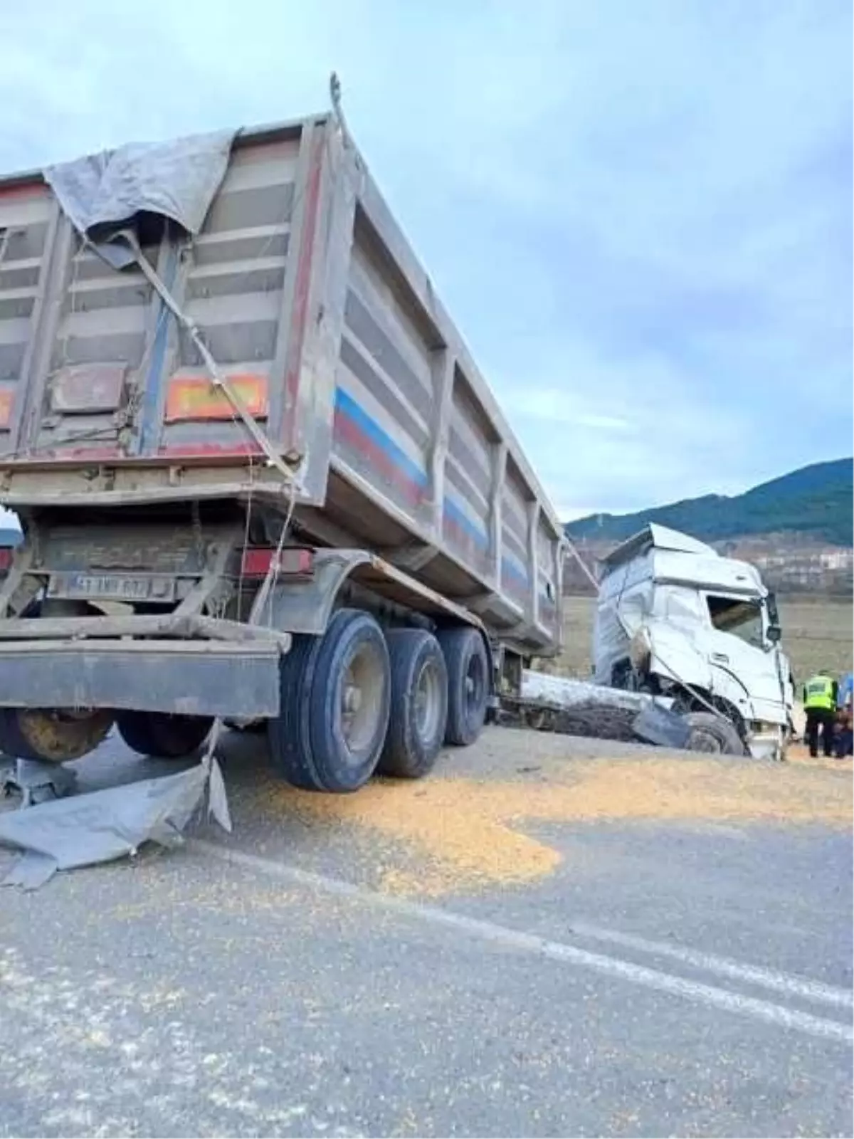 Taraklı\'da mısır yüklü tır devrildi, sürücü yaralandı